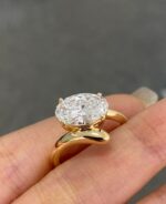 5.2-Carat Lab-Grown Oval Diamond Ring: E Color, VVS2 Clarity in 18K Gold - 图片 3