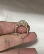 6.50-Carat Three-Stone Oval Lab-Grown Diamond Ring: E Color, VVS1 Clarity in 18K Yellow Gold - 图片 3