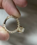 5-Ct Lab-Grown Oval Diamond Ring: E Color, VVS2 Clarity with 2.2ct Side Stones in 18K Gold - 图片 3