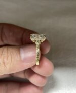 4.0-Carat Radiant Cut Lab-Grown Diamond Ring: D Color, VVS1 Clarity in 18K Yellow Gold with Milgrain - 图片 2