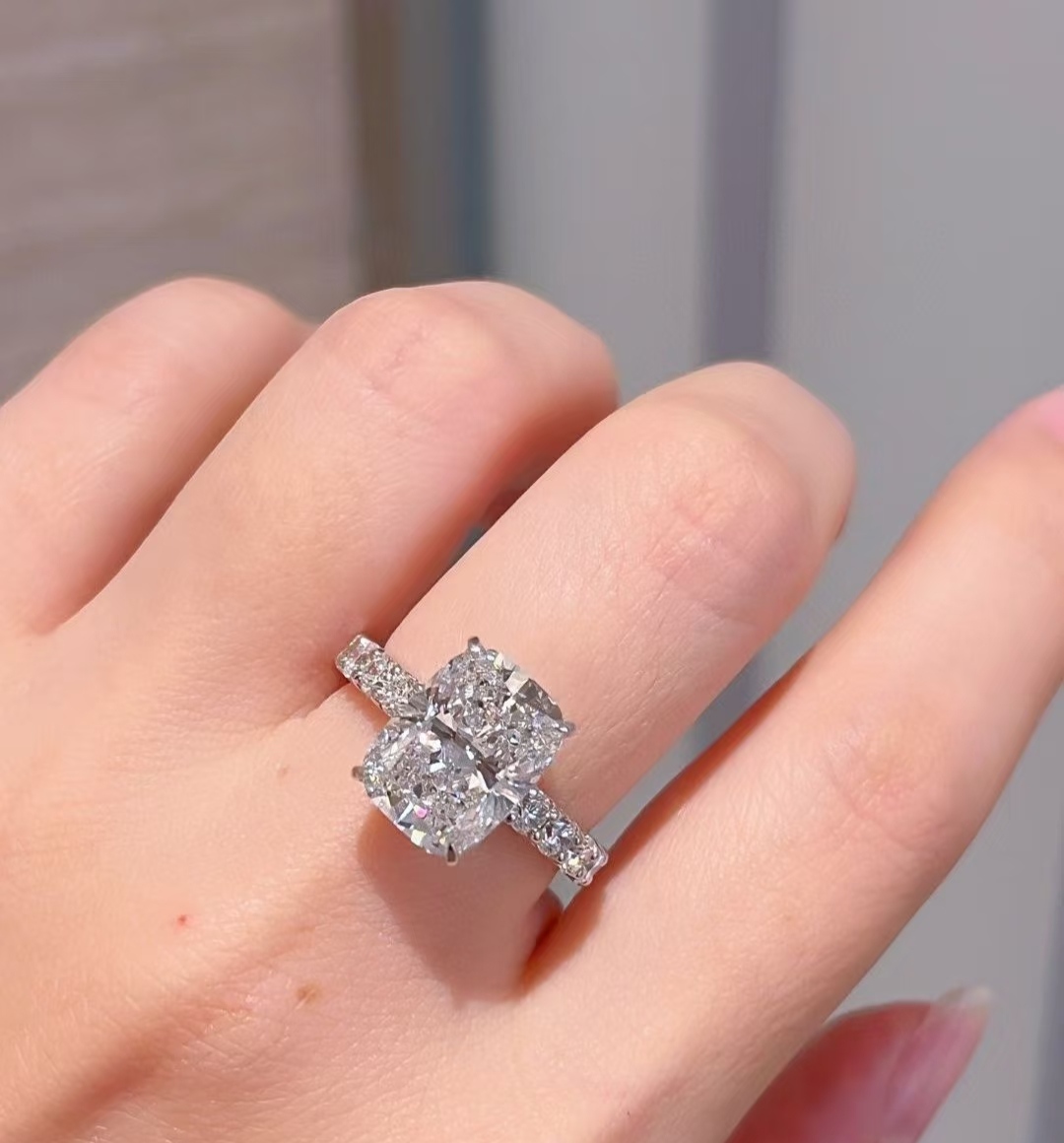 Oplus_16908288 6.33-Carat Cushion-Cut Lab-Grown Diamond Ring: 4-Prong Setting & Half-Pavé Band in 14K White Gold - 图片 1