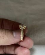 2.45-Carat Oval Lab-Grown Diamond Ring: E Color, VVS1 Clarity with Side Accents in 18K Yellow Gold - 图片 2