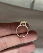 4.0-Carat Radiant Cut Lab-Grown Diamond Ring: D Color, VVS1 Clarity in 18K Yellow Gold with Milgrain - 图片 3